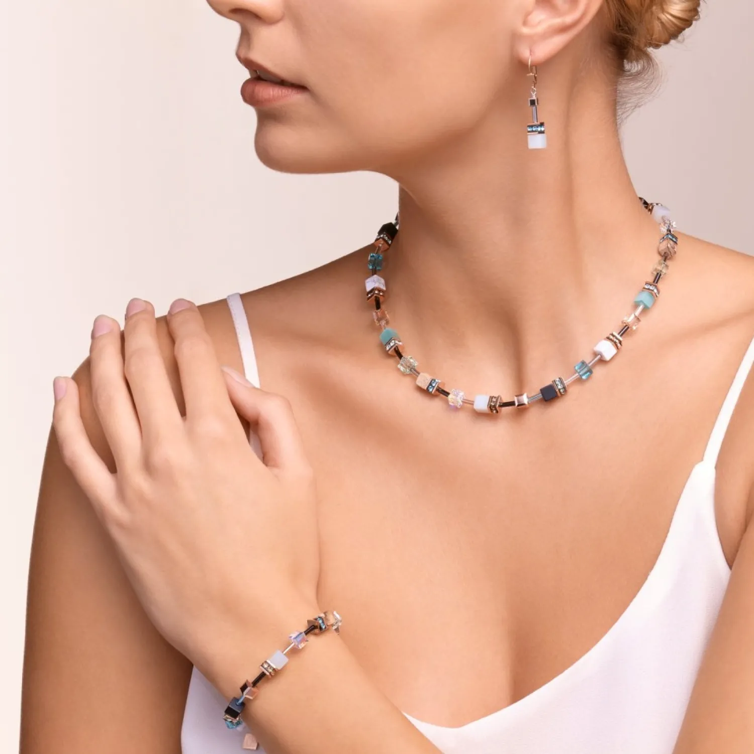 necklace_geocube_crystals_2-1.webp Necklace Geocube® Crystals & Gemstones Aqua-Beige | COEUR DE LION Shop